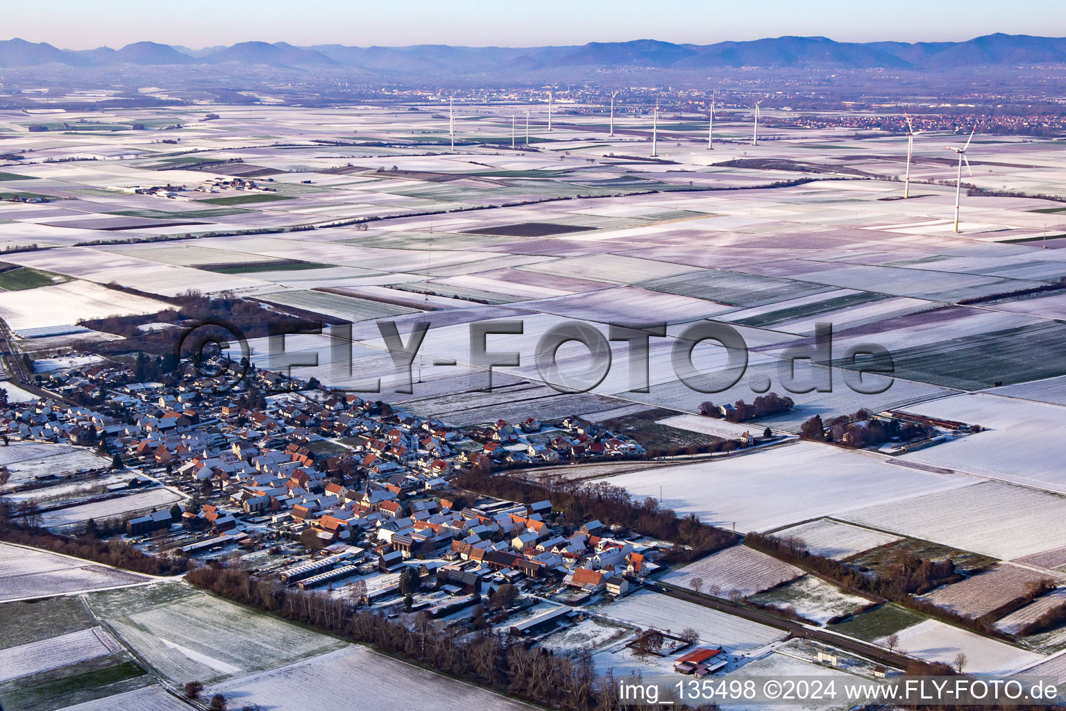 Vue aérienne de En hiver quand il y a de la neige à Herxheimweyher dans le département Rhénanie-Palatinat, Allemagne