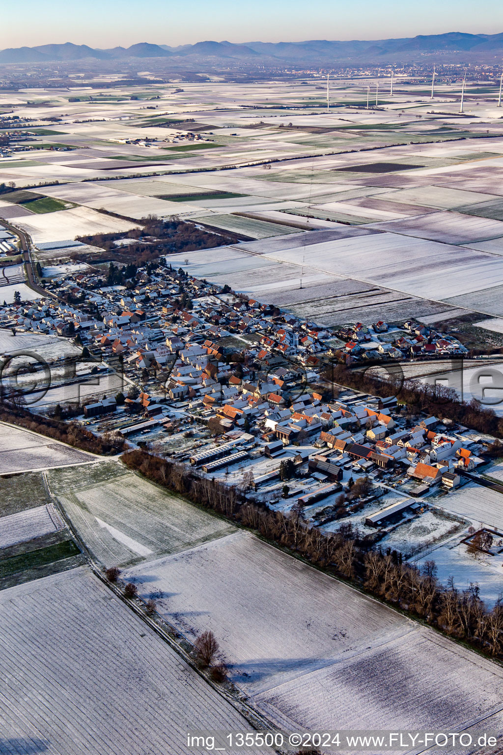 Vue aérienne de En hiver quand il y a de la neige à Herxheimweyher dans le département Rhénanie-Palatinat, Allemagne