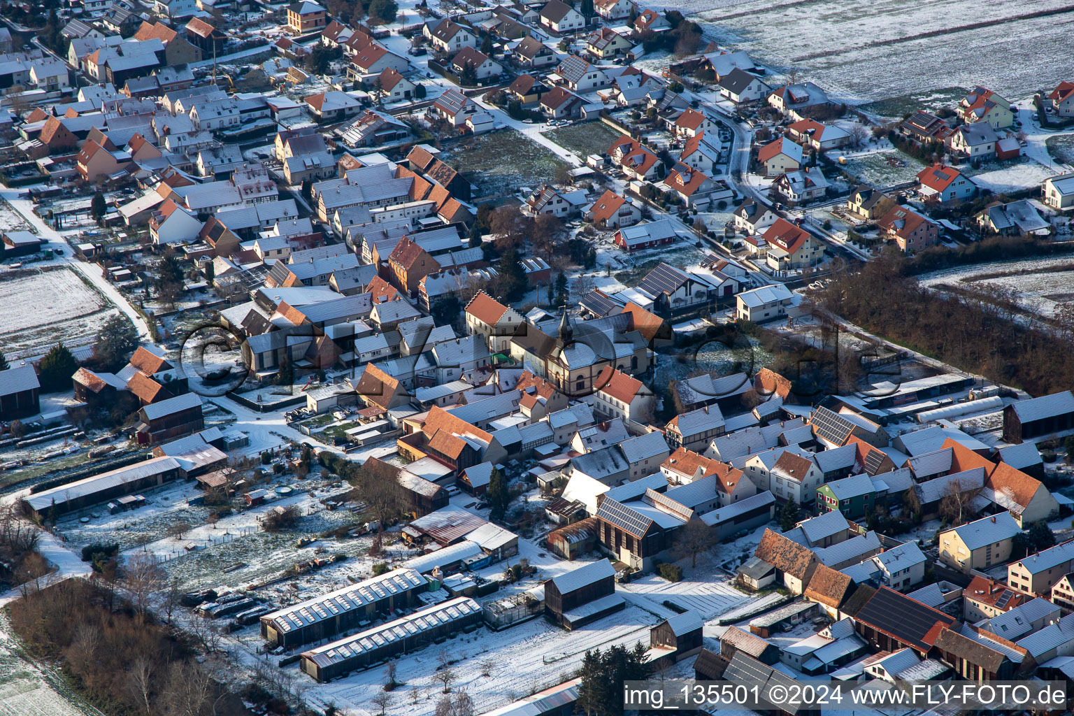 Vue aérienne de Église Saint-Antoine en hiver avec de la neige à Herxheimweyher dans le département Rhénanie-Palatinat, Allemagne