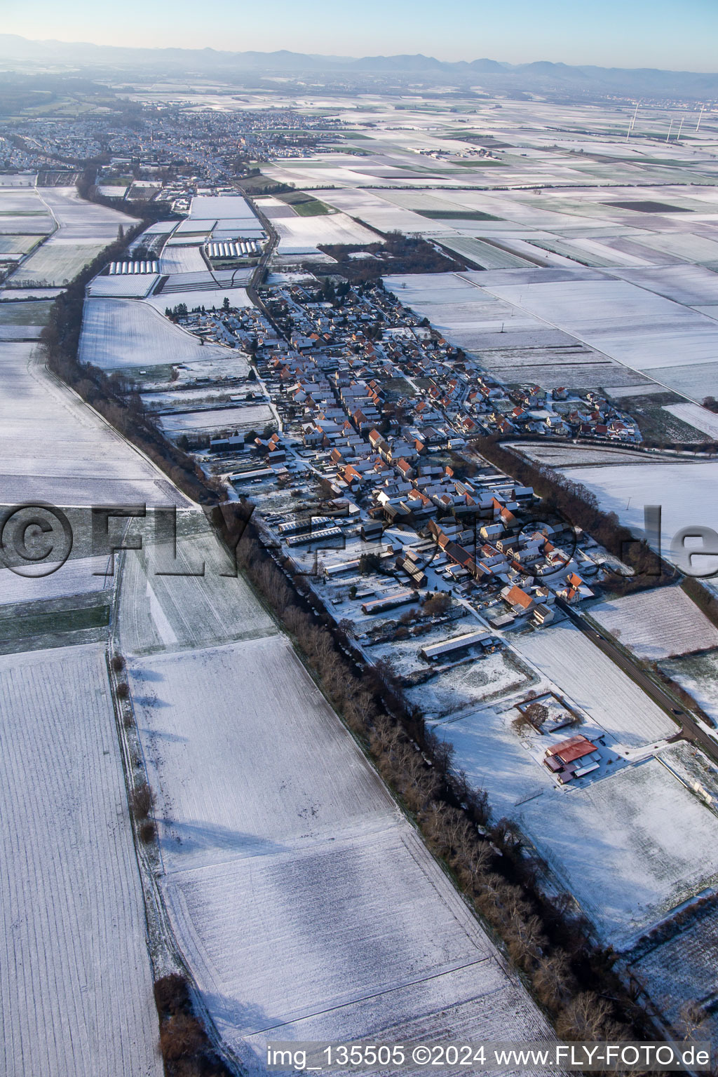 Vue oblique de En hiver quand il y a de la neige à Herxheimweyher dans le département Rhénanie-Palatinat, Allemagne