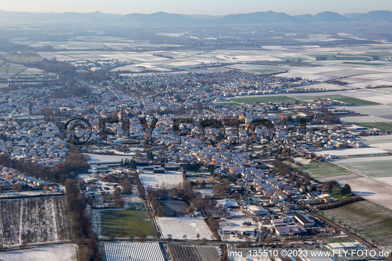 Vue aérienne de Rue principale inférieure en hiver avec de la neige à le quartier Herxheim in Herxheim bei Landau dans le département Rhénanie-Palatinat, Allemagne