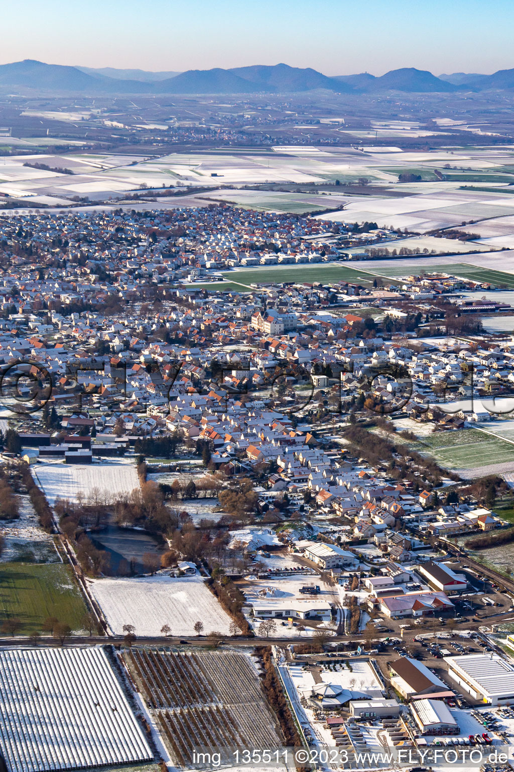 Vue aérienne de Rue principale inférieure en hiver avec de la neige à le quartier Herxheim in Herxheim bei Landau dans le département Rhénanie-Palatinat, Allemagne