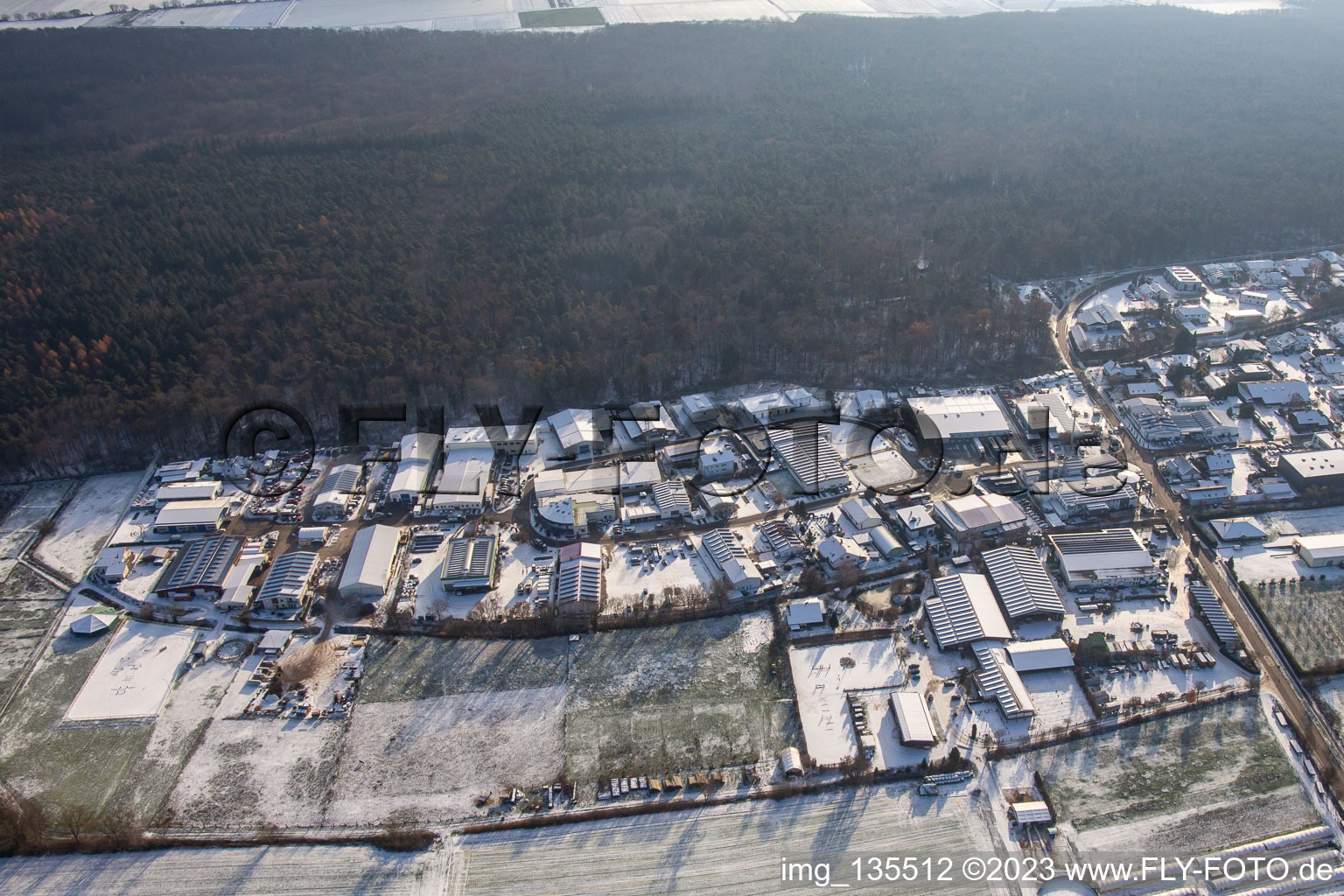 Vue aérienne de Zone commerciale Am Gäxwald en hiver avec de la neige à le quartier Herxheim in Herxheim bei Landau dans le département Rhénanie-Palatinat, Allemagne