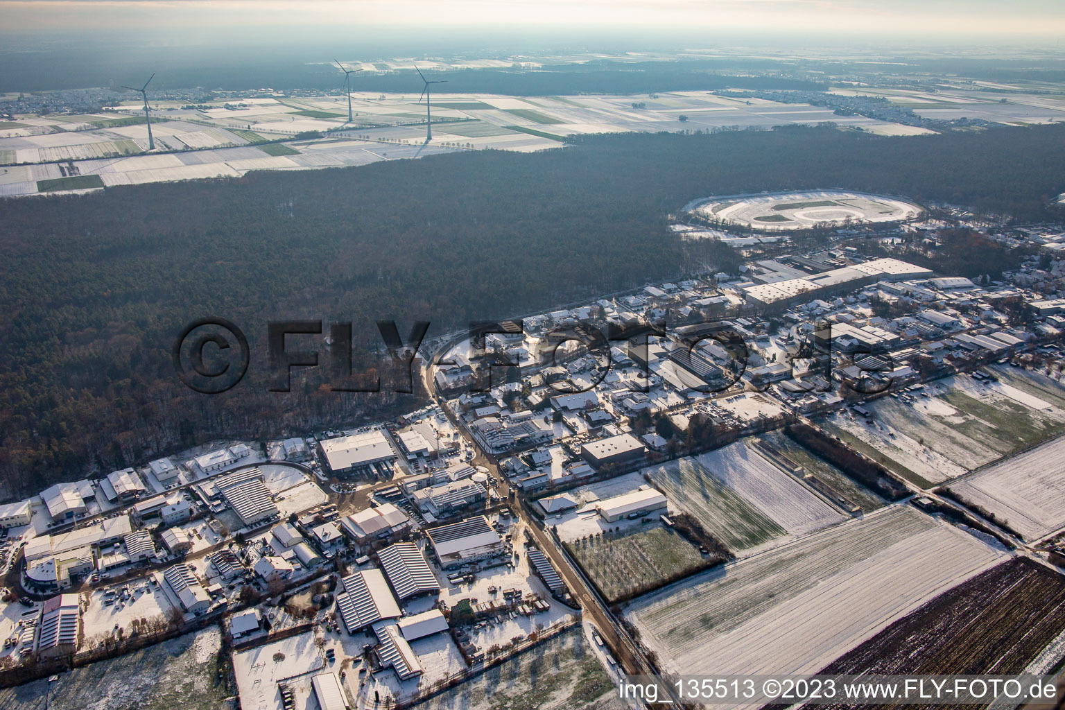 Vue aérienne de Zone commerciale Am Gäxwald en hiver avec de la neige à le quartier Herxheim in Herxheim bei Landau dans le département Rhénanie-Palatinat, Allemagne