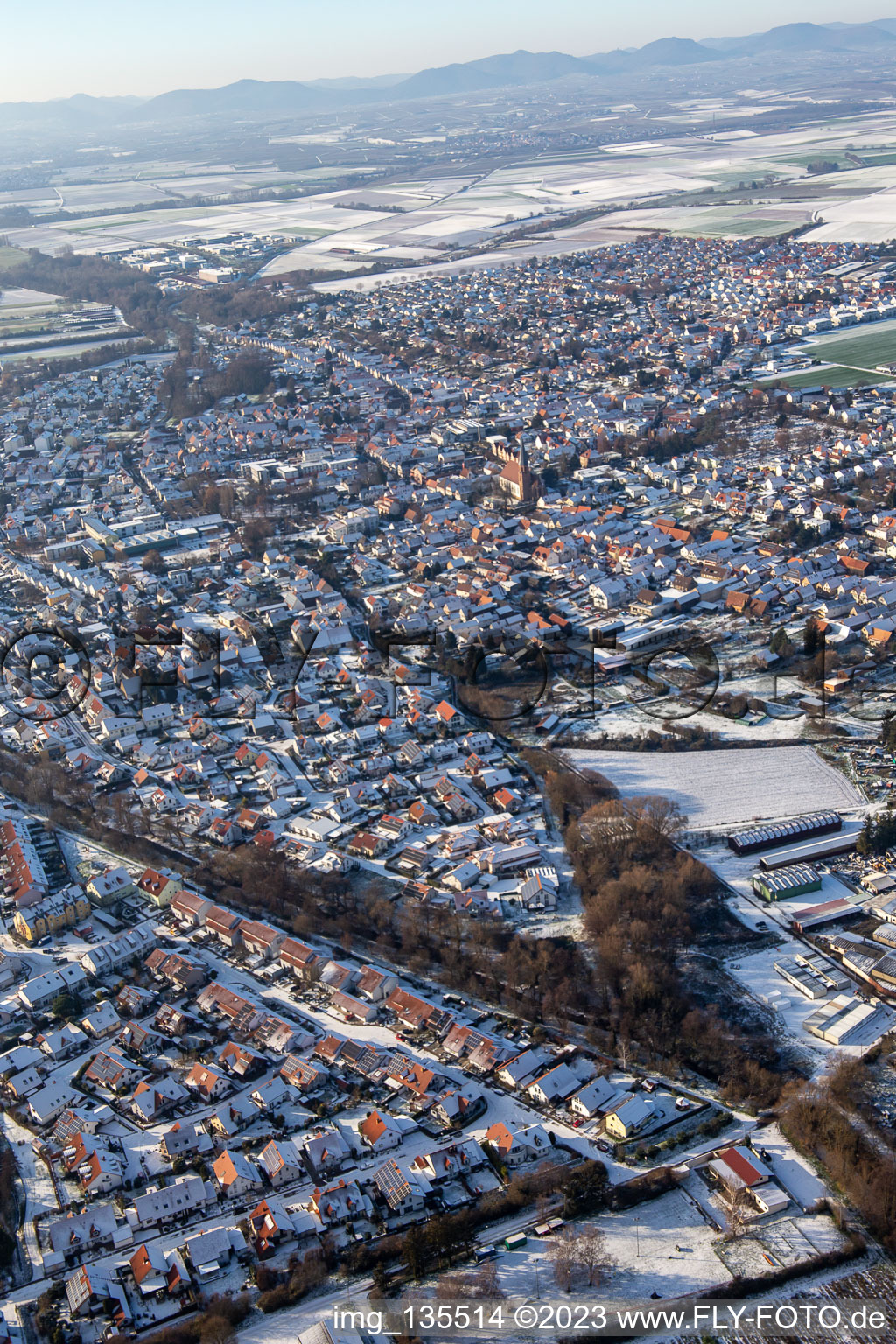 Vue aérienne de Vieux fossé de réservoir de Klingbach et de Klingbach en hiver avec de la neige à le quartier Herxheim in Herxheim bei Landau dans le département Rhénanie-Palatinat, Allemagne