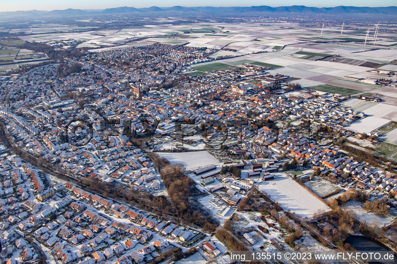 Vue aérienne de Vieux fossé de réservoir de Klingbach et de Klingbach en hiver avec de la neige à le quartier Herxheim in Herxheim bei Landau dans le département Rhénanie-Palatinat, Allemagne