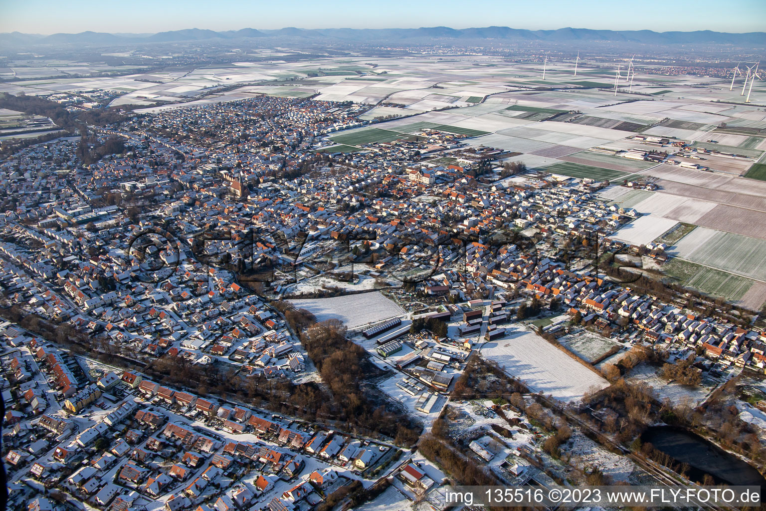 Photographie aérienne de Vieux fossé de réservoir de Klingbach et de Klingbach en hiver avec de la neige à le quartier Herxheim in Herxheim bei Landau dans le département Rhénanie-Palatinat, Allemagne