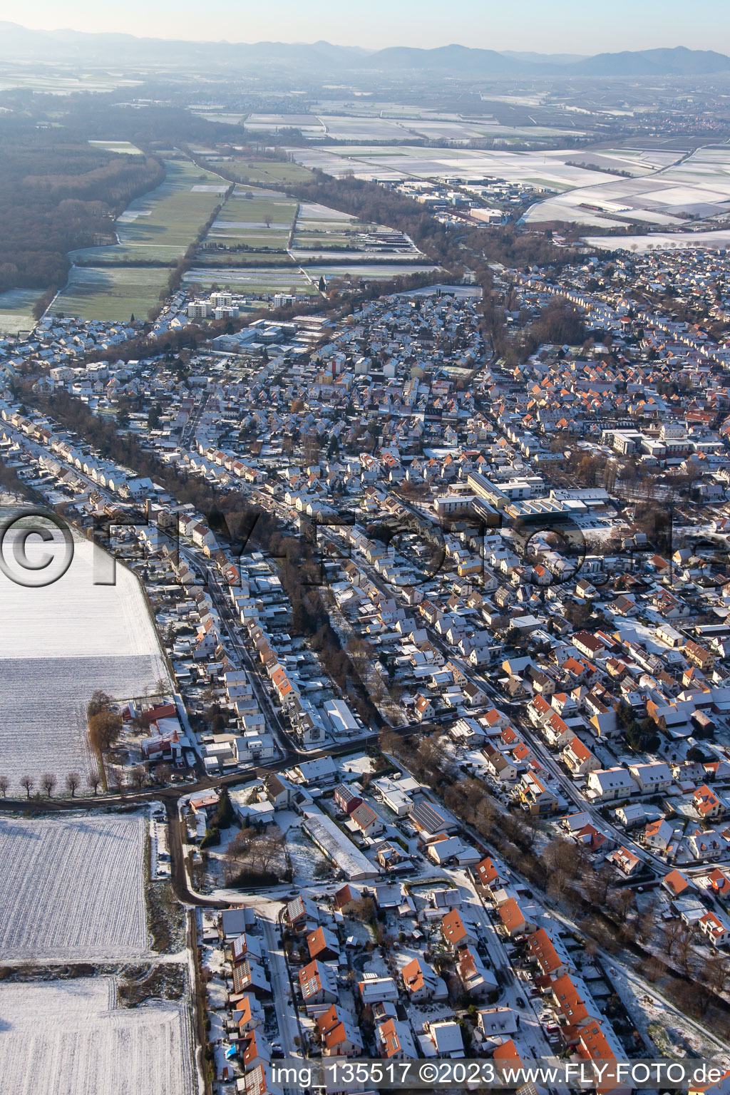 Vue aérienne de Ketteler Straße en hiver avec de la neige à le quartier Herxheim in Herxheim bei Landau dans le département Rhénanie-Palatinat, Allemagne