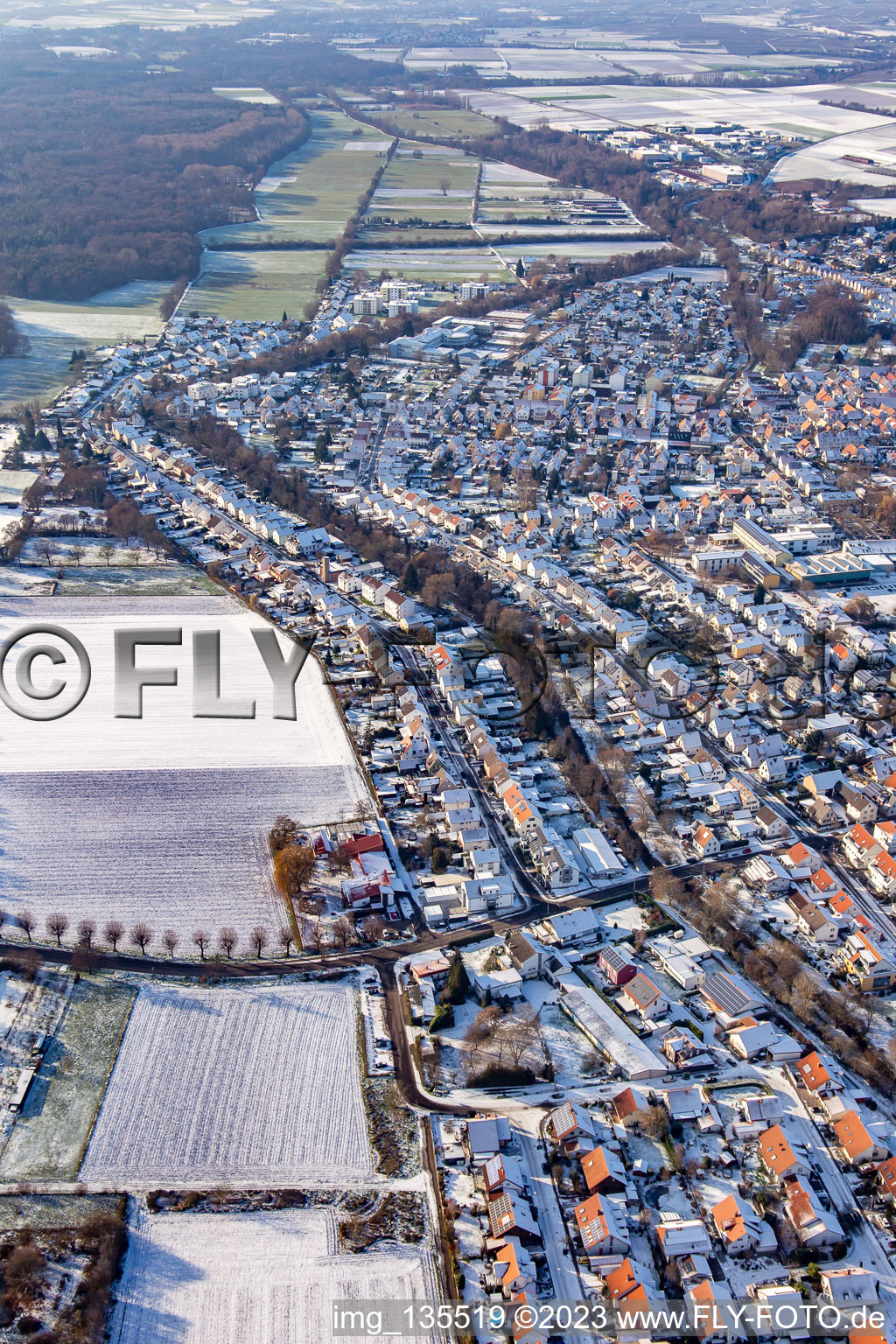 Vue aérienne de Litzelhorststrasse en hiver avec de la neige à le quartier Herxheim in Herxheim bei Landau dans le département Rhénanie-Palatinat, Allemagne