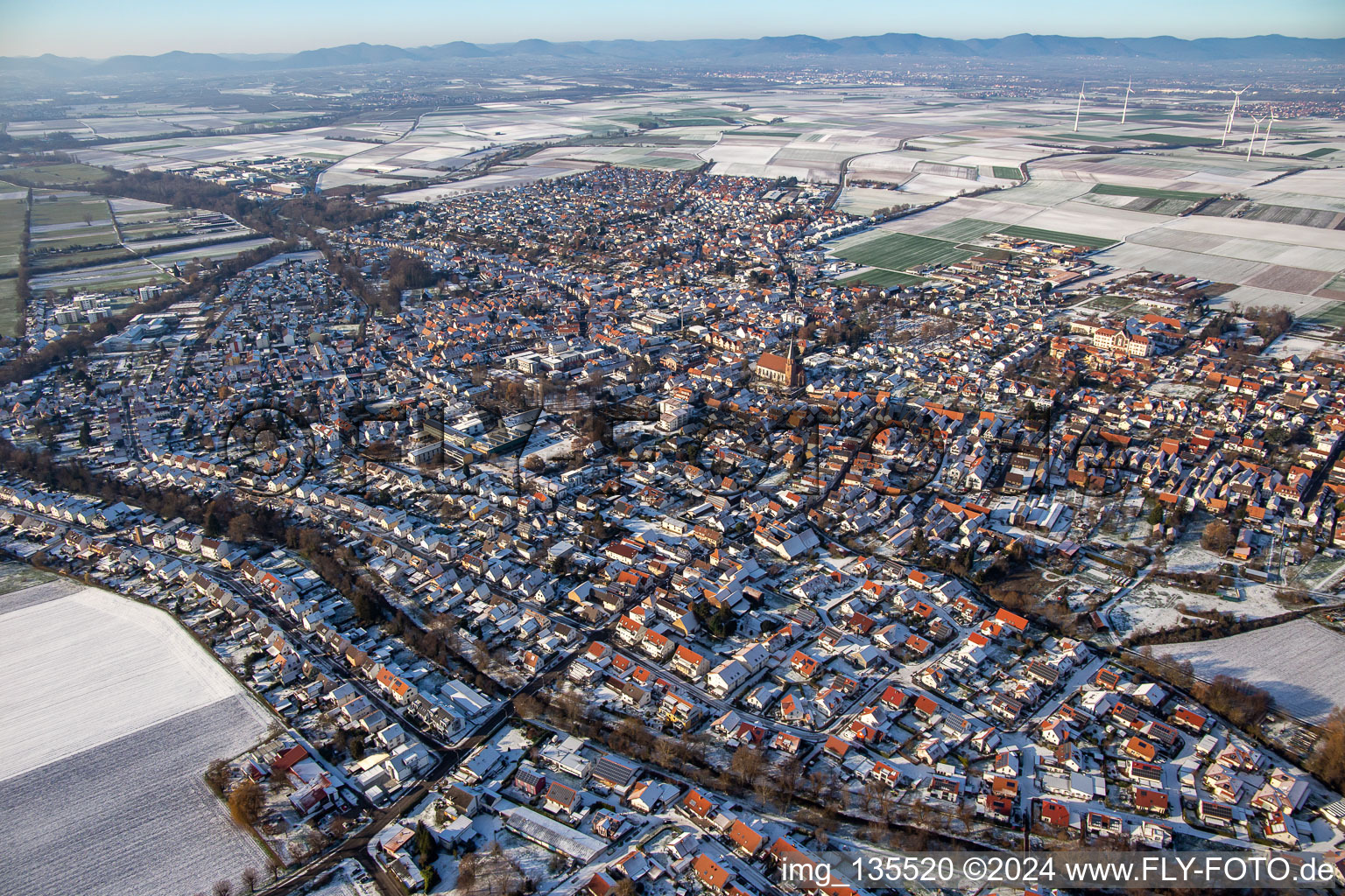 Vue aérienne de En hiver quand il y a de la neige à le quartier Herxheim in Herxheim bei Landau dans le département Rhénanie-Palatinat, Allemagne