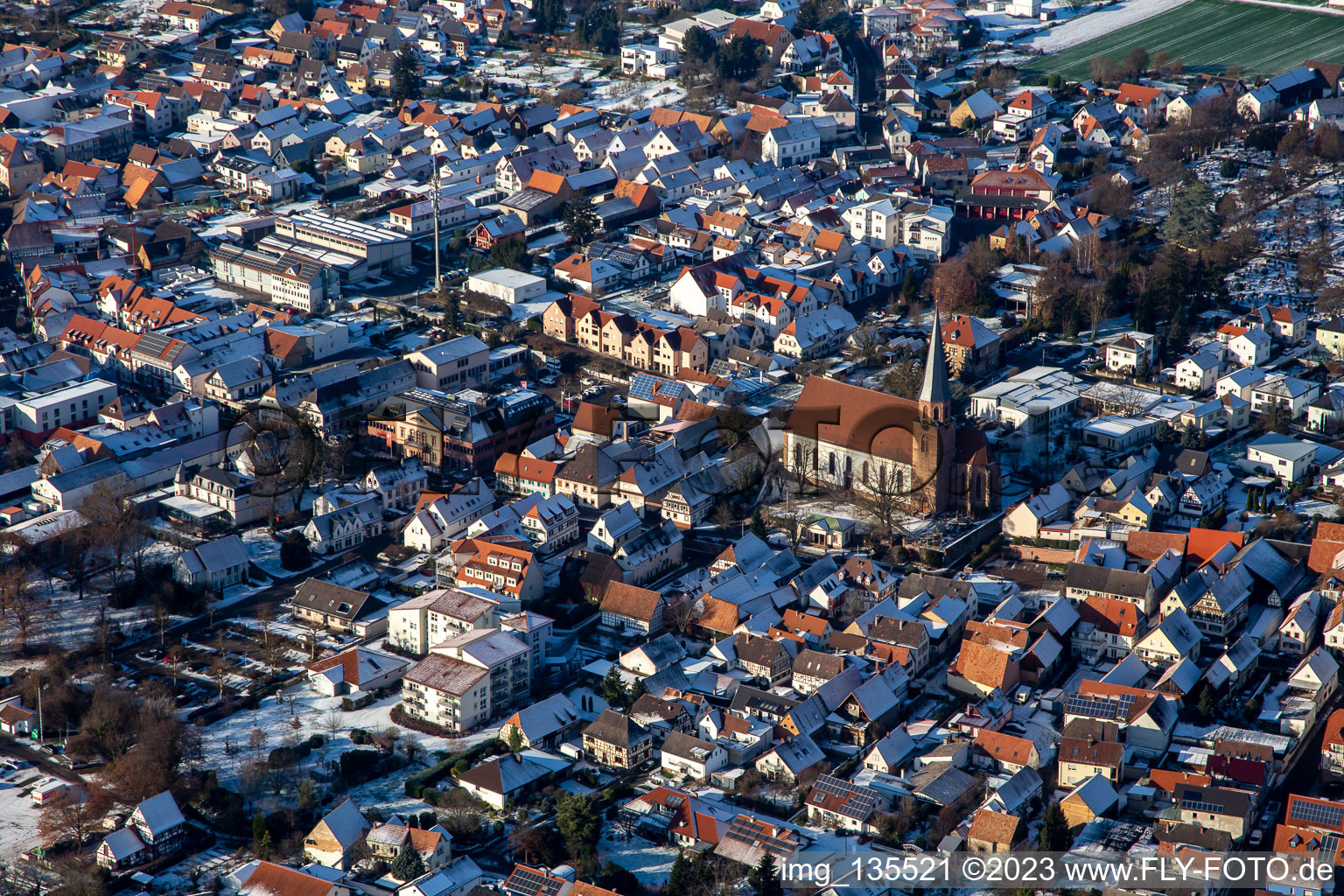 Vue aérienne de Église Sainte-Marie de l'Assomption en hiver avec de la neige à le quartier Herxheim in Herxheim bei Landau/Pfalz dans le département Rhénanie-Palatinat, Allemagne