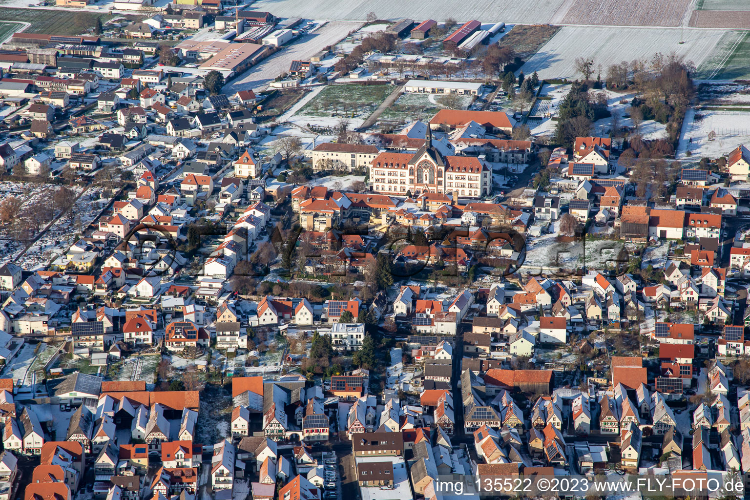 Vue aérienne de St. Paulus-Stift en hiver avec de la neige à le quartier Herxheim in Herxheim bei Landau dans le département Rhénanie-Palatinat, Allemagne