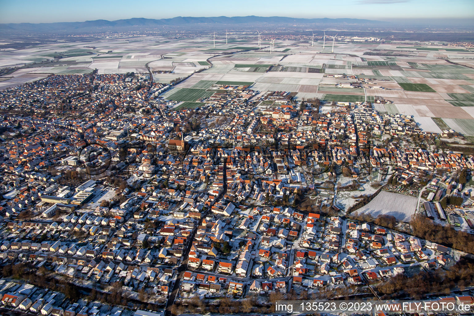 Vue aérienne de En hiver quand il y a de la neige à le quartier Herxheim in Herxheim bei Landau dans le département Rhénanie-Palatinat, Allemagne