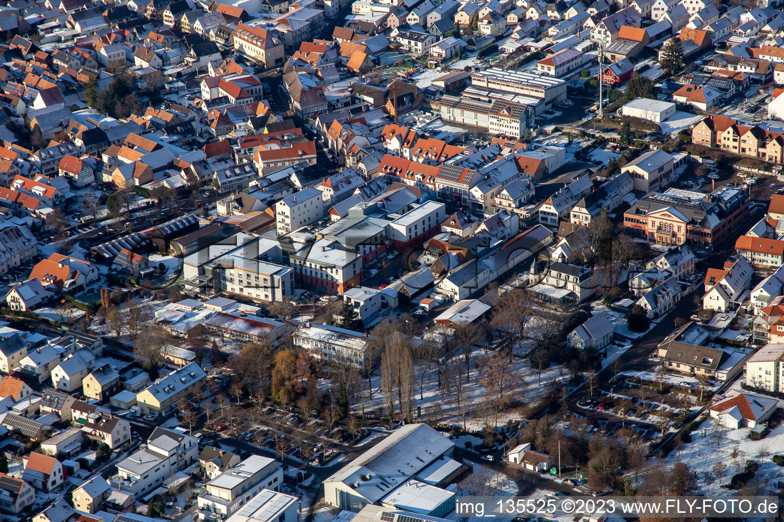 Vue aérienne de Holzgasse à Villa Wieser en hiver avec de la neige à le quartier Herxheim in Herxheim bei Landau dans le département Rhénanie-Palatinat, Allemagne