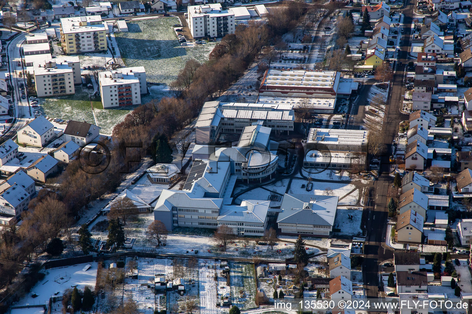 Vue aérienne de Lycée du centre scolaire PAMINA en hiver avec de la neige à le quartier Herxheim in Herxheim bei Landau dans le département Rhénanie-Palatinat, Allemagne