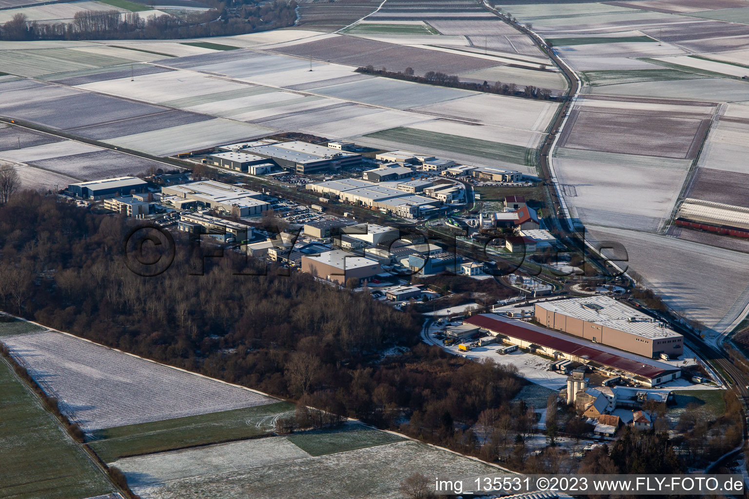 Vue aérienne de Parc industriel W en hiver avec de la neige à le quartier Herxheim in Herxheim bei Landau dans le département Rhénanie-Palatinat, Allemagne