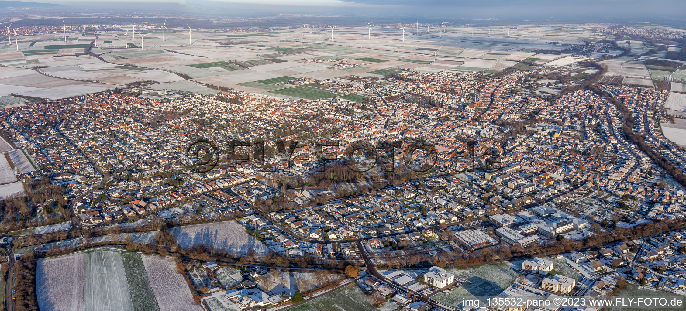 Vue aérienne de Panorama de la ville en hiver avec de la neige à le quartier Herxheim in Herxheim bei Landau dans le département Rhénanie-Palatinat, Allemagne