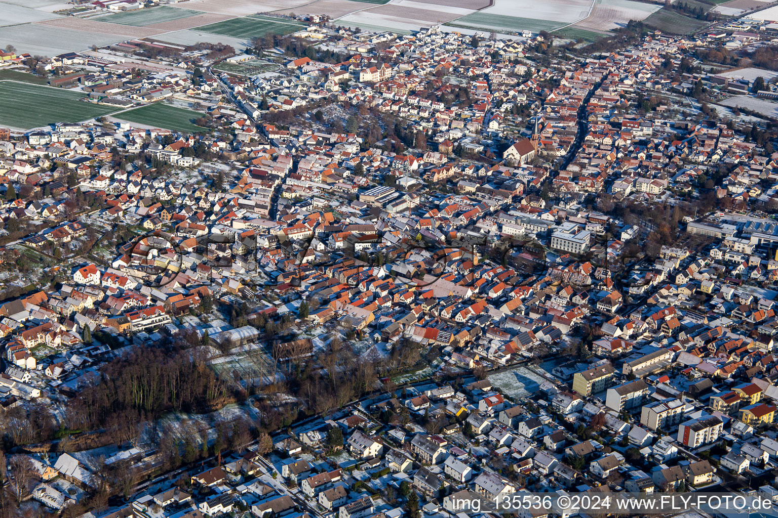 Vue aérienne de Rue principale supérieure en hiver avec de la neige à le quartier Herxheim in Herxheim bei Landau dans le département Rhénanie-Palatinat, Allemagne