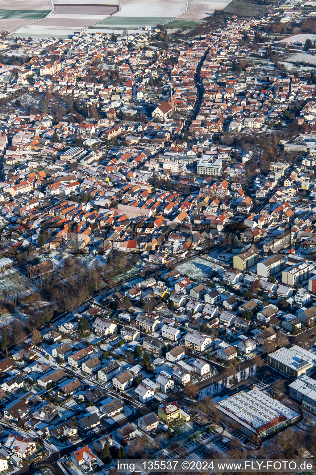 Vue aérienne de Rue principale supérieure en hiver avec de la neige à le quartier Herxheim in Herxheim bei Landau dans le département Rhénanie-Palatinat, Allemagne