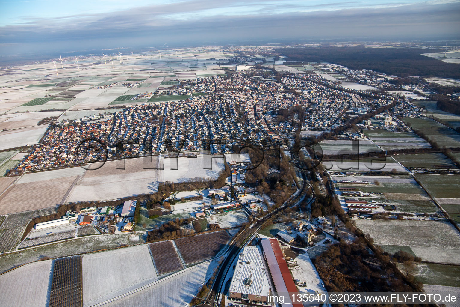 Vue aérienne de De l'ouest en hiver quand il y a de la neige à le quartier Herxheim in Herxheim bei Landau dans le département Rhénanie-Palatinat, Allemagne