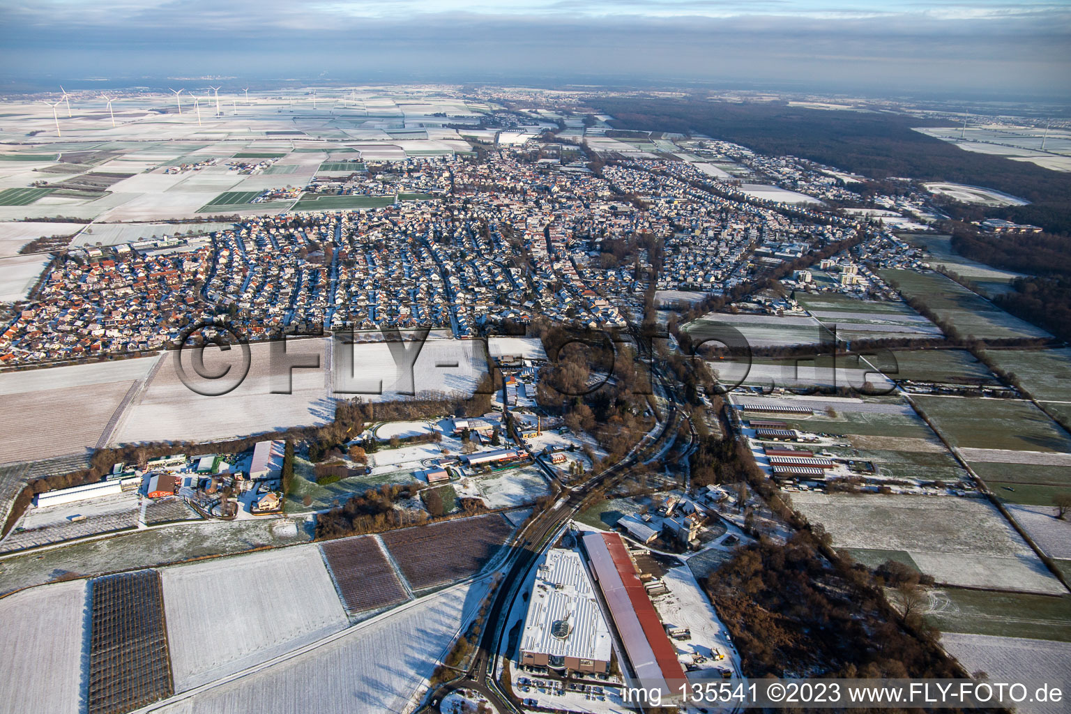 Vue aérienne de De l'ouest en hiver quand il y a de la neige à le quartier Herxheim in Herxheim bei Landau dans le département Rhénanie-Palatinat, Allemagne