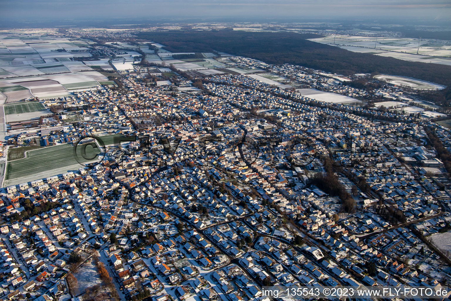 Vue aérienne de Du nord-ouest en hiver quand il y a de la neige à le quartier Herxheim in Herxheim bei Landau dans le département Rhénanie-Palatinat, Allemagne