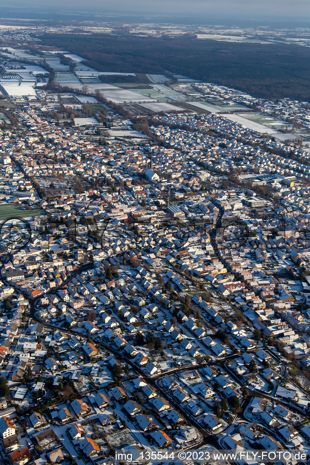 Vue aérienne de Du nord-ouest en hiver quand il y a de la neige à le quartier Herxheim in Herxheim bei Landau dans le département Rhénanie-Palatinat, Allemagne