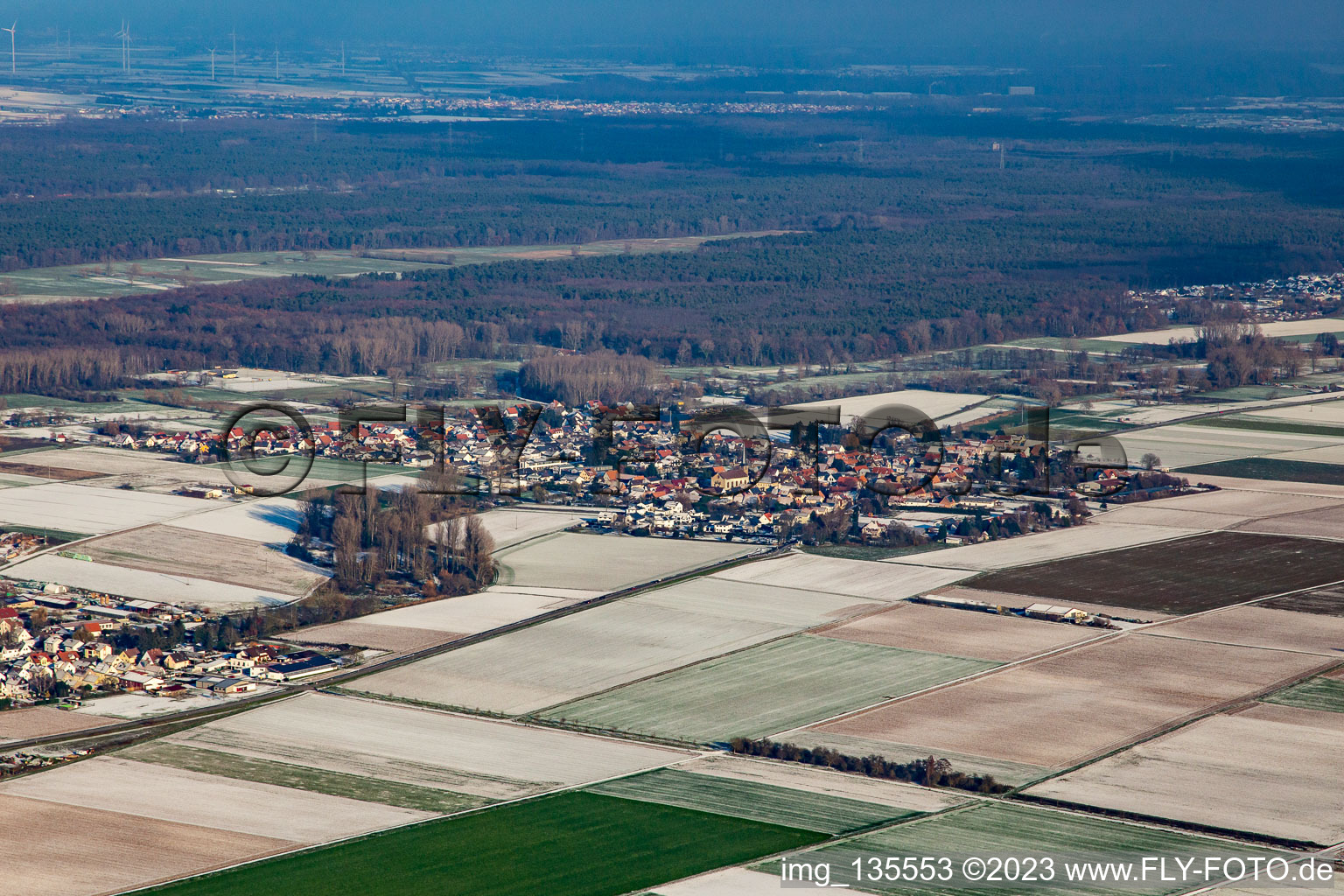 Vue aérienne de Du sud-ouest en hiver quand il y a de la neige à Knittelsheim dans le département Rhénanie-Palatinat, Allemagne