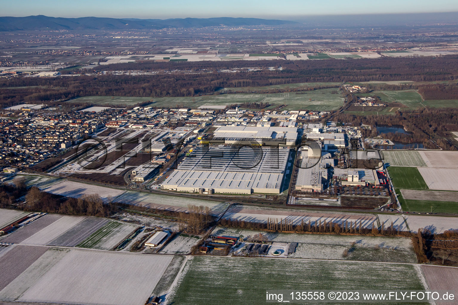 Vue aérienne de Zone industrielle d'Interpark en hiver avec de la neige à Offenbach an der Queich dans le département Rhénanie-Palatinat, Allemagne