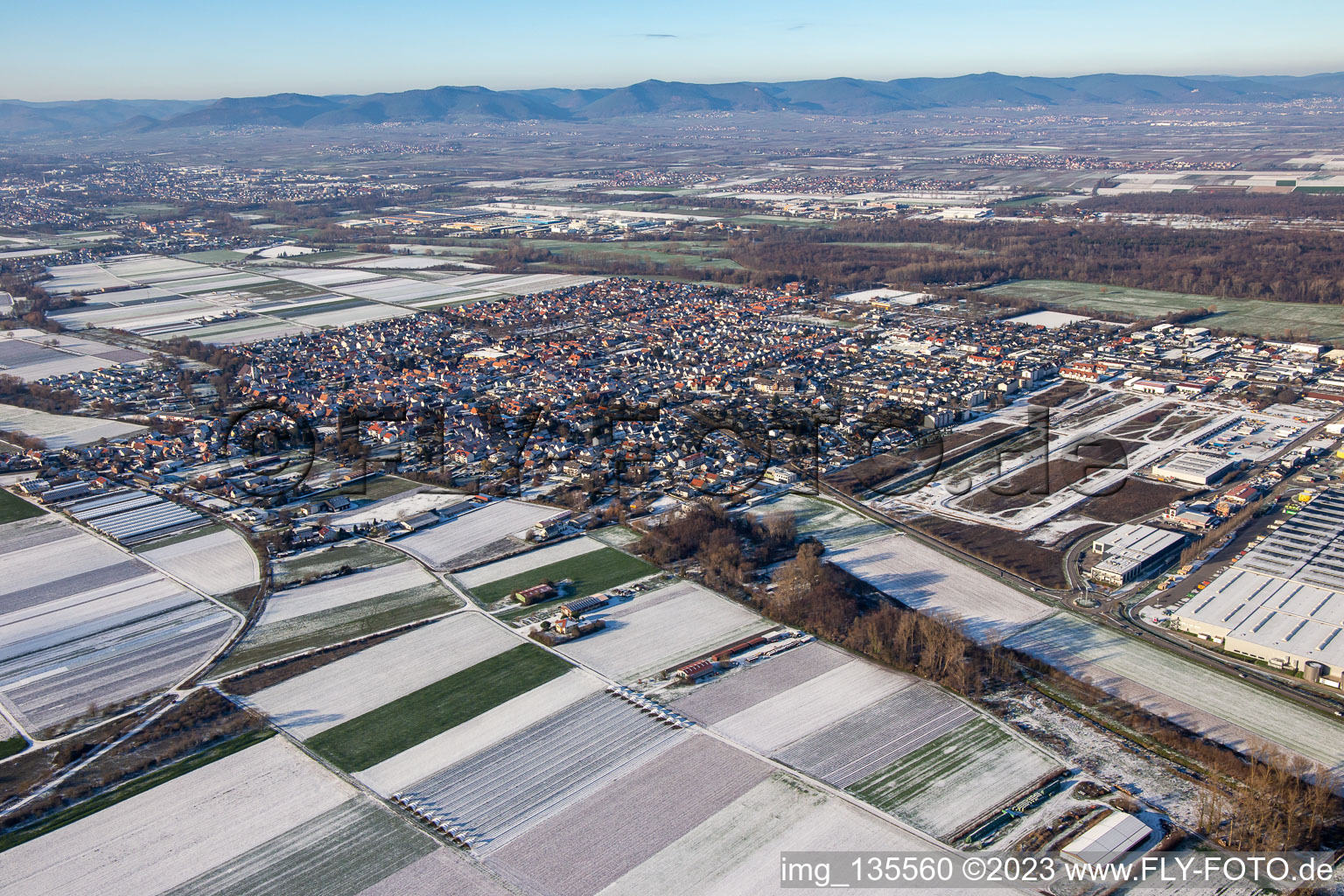 Vue aérienne de Du sud-est en hiver quand il y a de la neige à Offenbach an der Queich dans le département Rhénanie-Palatinat, Allemagne