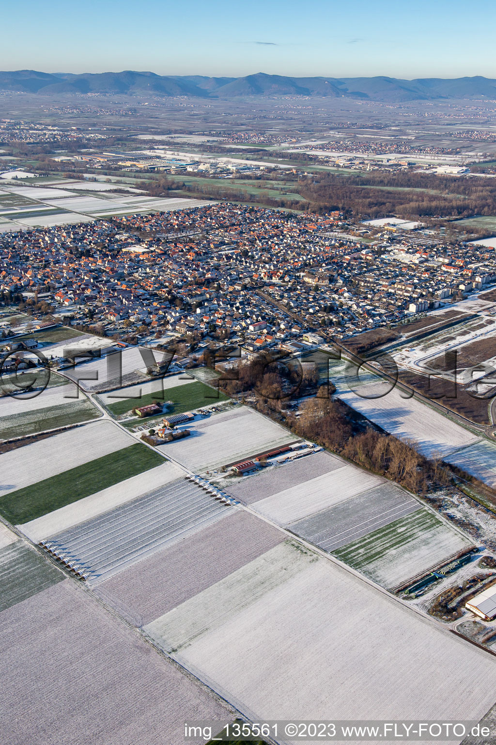 Vue aérienne de Du sud-est en hiver quand il y a de la neige à le quartier Offenbach in Offenbach an der Queich dans le département Rhénanie-Palatinat, Allemagne