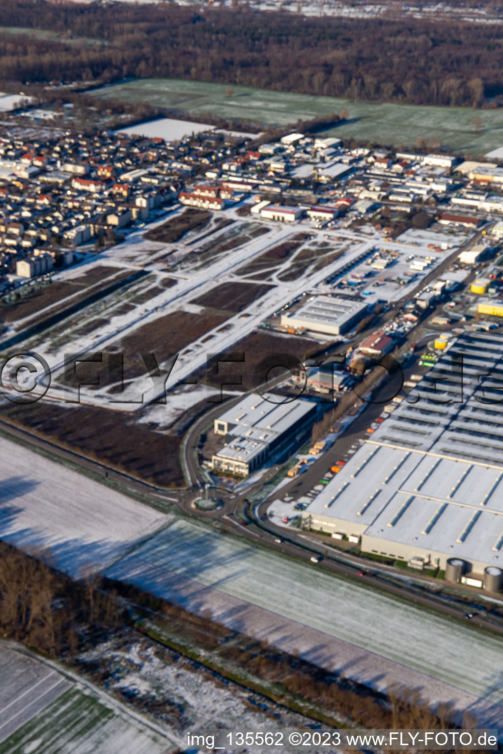 Photographie aérienne de Zone industrielle d'Interpark en hiver avec de la neige à Offenbach an der Queich dans le département Rhénanie-Palatinat, Allemagne