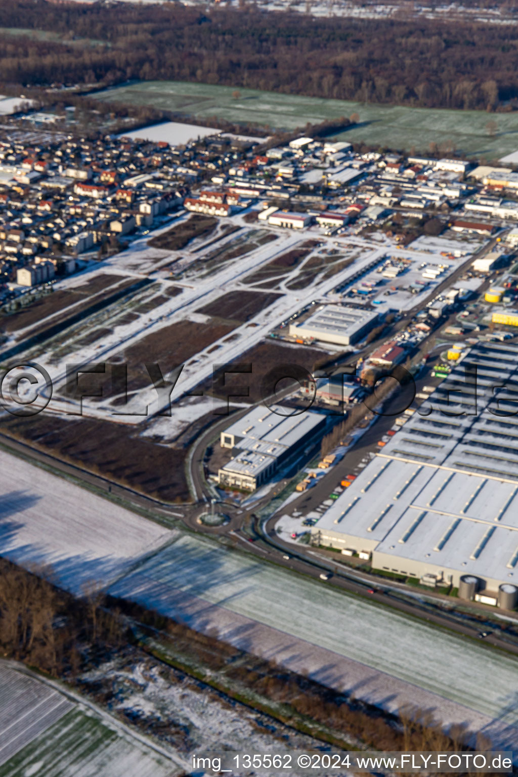 Photographie aérienne de Zone industrielle d'Interpark en hiver avec de la neige à le quartier Offenbach in Offenbach an der Queich dans le département Rhénanie-Palatinat, Allemagne