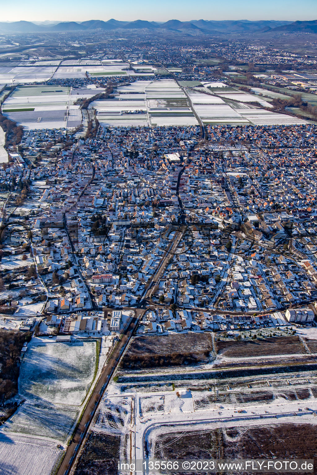 Vue aérienne de Germersheimer Straße depuis l'est en hiver avec de la neige à Offenbach an der Queich dans le département Rhénanie-Palatinat, Allemagne