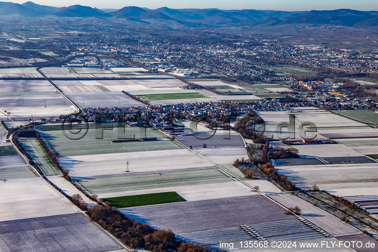 Vue aérienne de De l'est en hiver quand il y a de la neige à le quartier Mörlheim in Landau in der Pfalz dans le département Rhénanie-Palatinat, Allemagne