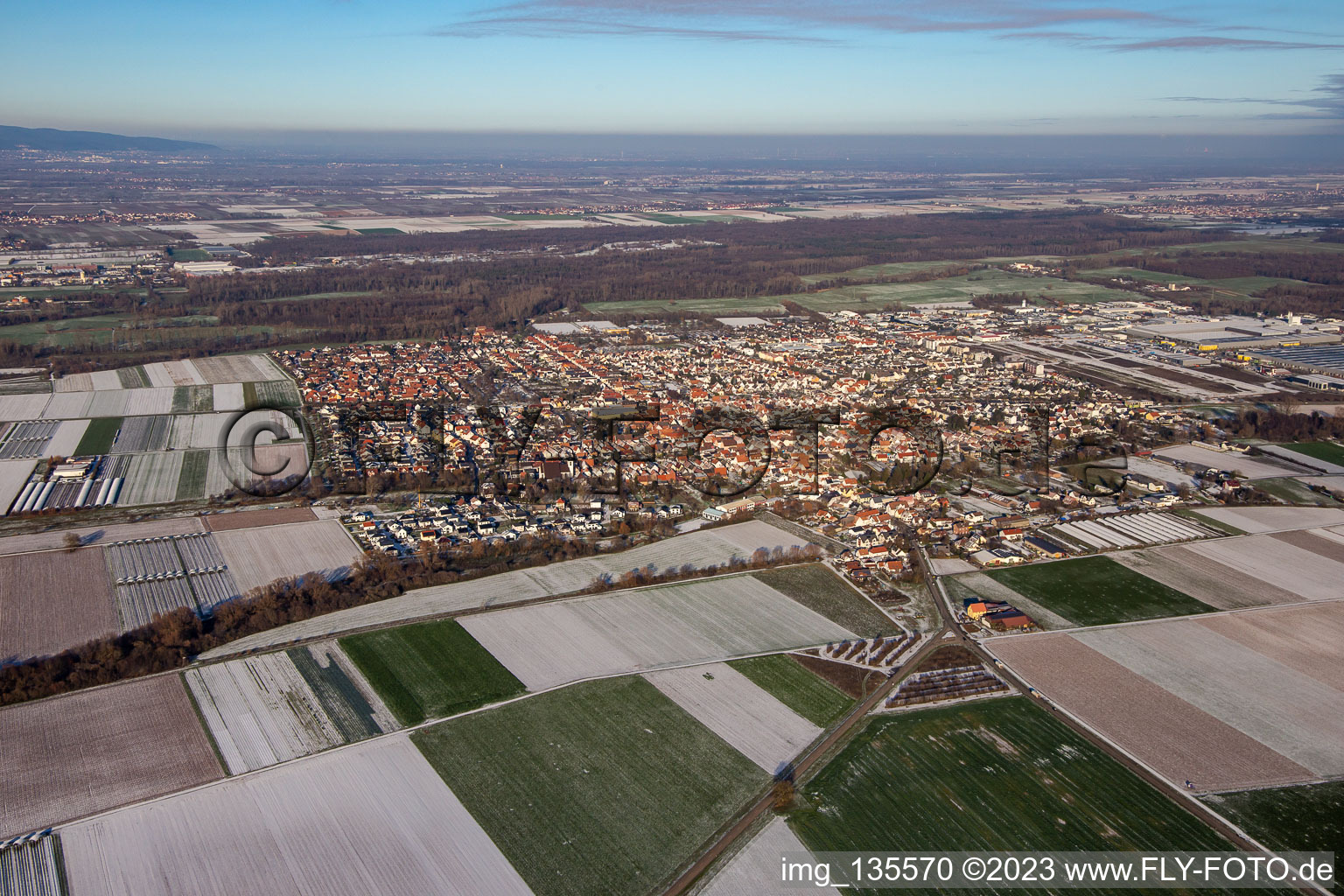 Vue aérienne de Du sud-ouest en hiver quand il y a de la neige à Offenbach an der Queich dans le département Rhénanie-Palatinat, Allemagne