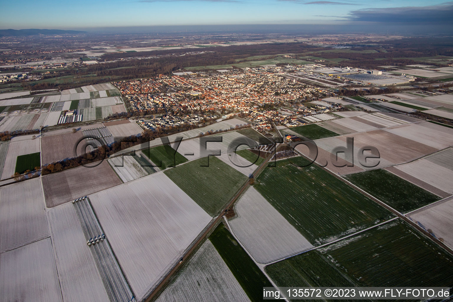 Vue aérienne de Du sud-ouest en hiver quand il y a de la neige à Offenbach an der Queich dans le département Rhénanie-Palatinat, Allemagne