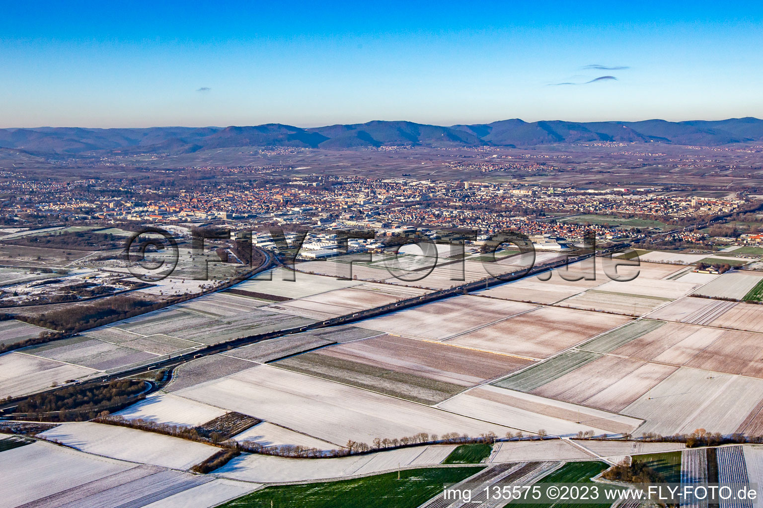 Vue aérienne de En hiver quand il y a de la neige à le quartier Queichheim in Landau in der Pfalz dans le département Rhénanie-Palatinat, Allemagne