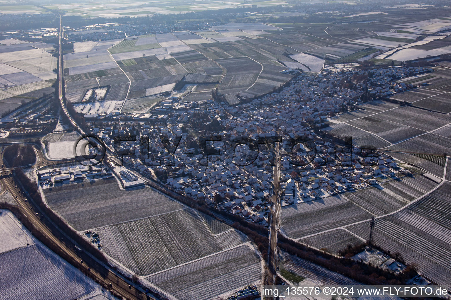 Vue aérienne de Du nord en hiver quand il y a de la neige à Insheim dans le département Rhénanie-Palatinat, Allemagne