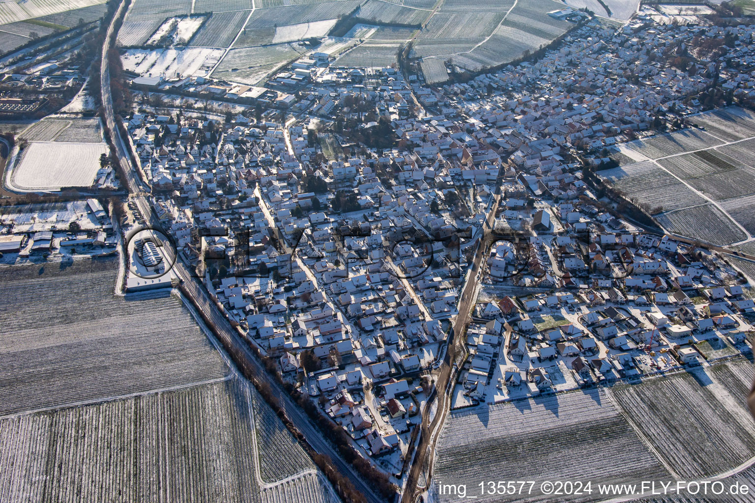 Vue aérienne de Du nord en hiver quand il y a de la neige à Insheim dans le département Rhénanie-Palatinat, Allemagne