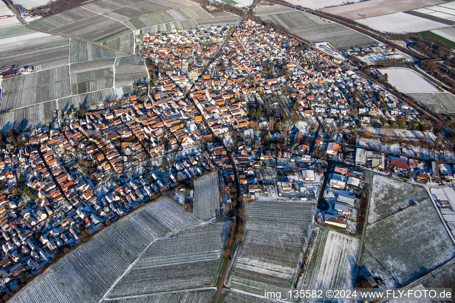 Vue aérienne de Du sud en hiver quand il y a de la neige à Insheim dans le département Rhénanie-Palatinat, Allemagne