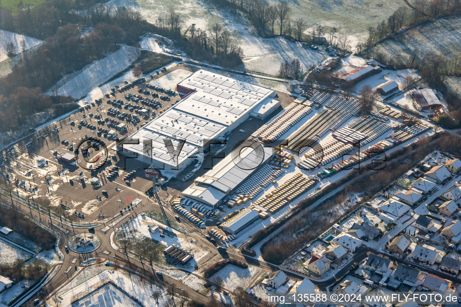 Vue aérienne de Centre du Palatinat du Sud en hiver avec de la neige à Rohrbach dans le département Rhénanie-Palatinat, Allemagne