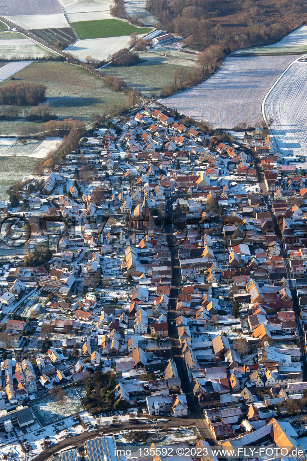 Vue aérienne de Ruelle et rue principale en hiver avec de la neige à Rohrbach dans le département Rhénanie-Palatinat, Allemagne