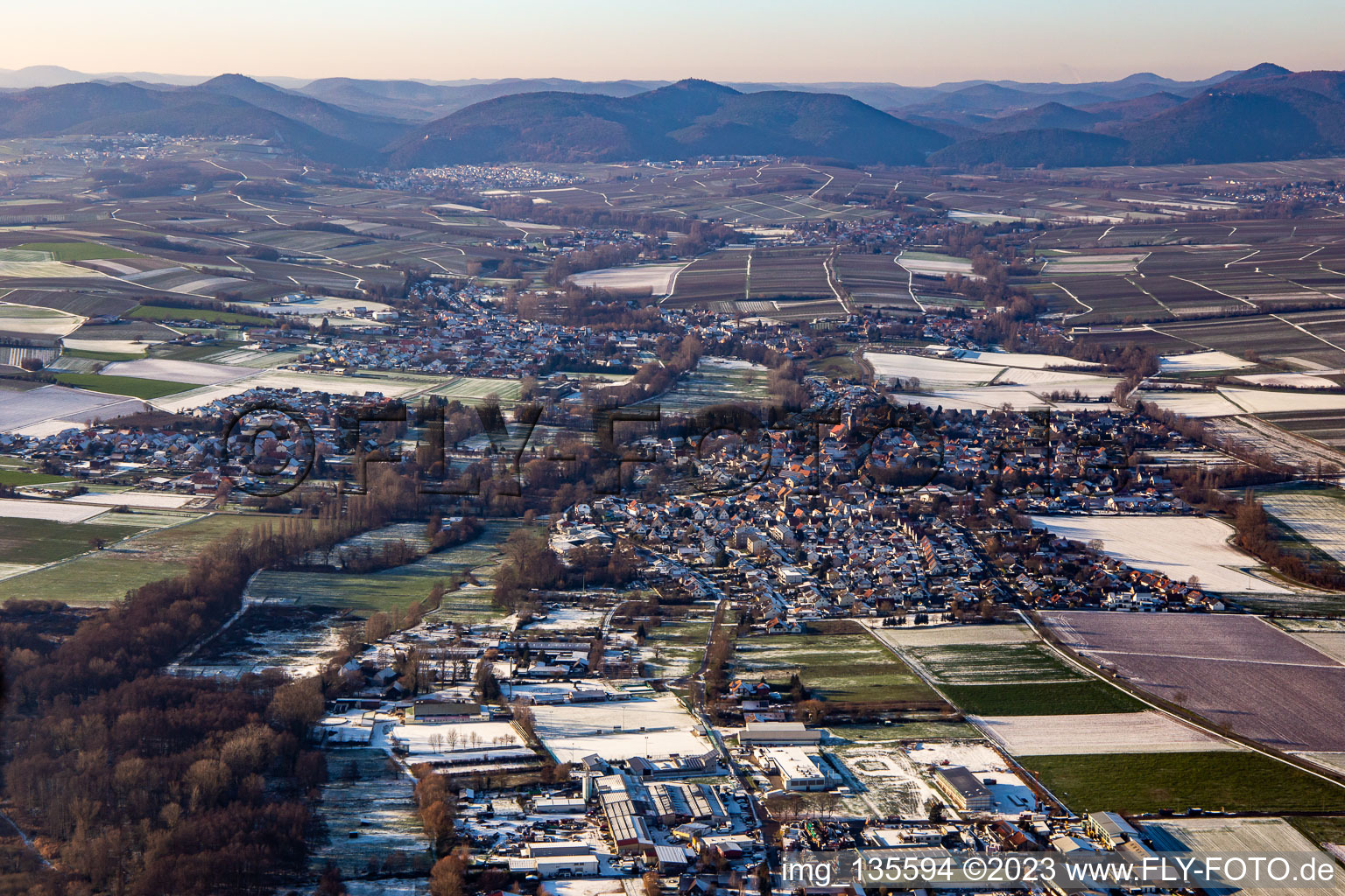 Vue aérienne de De l'est en hiver quand il y a de la neige à le quartier Billigheim in Billigheim-Ingenheim dans le département Rhénanie-Palatinat, Allemagne