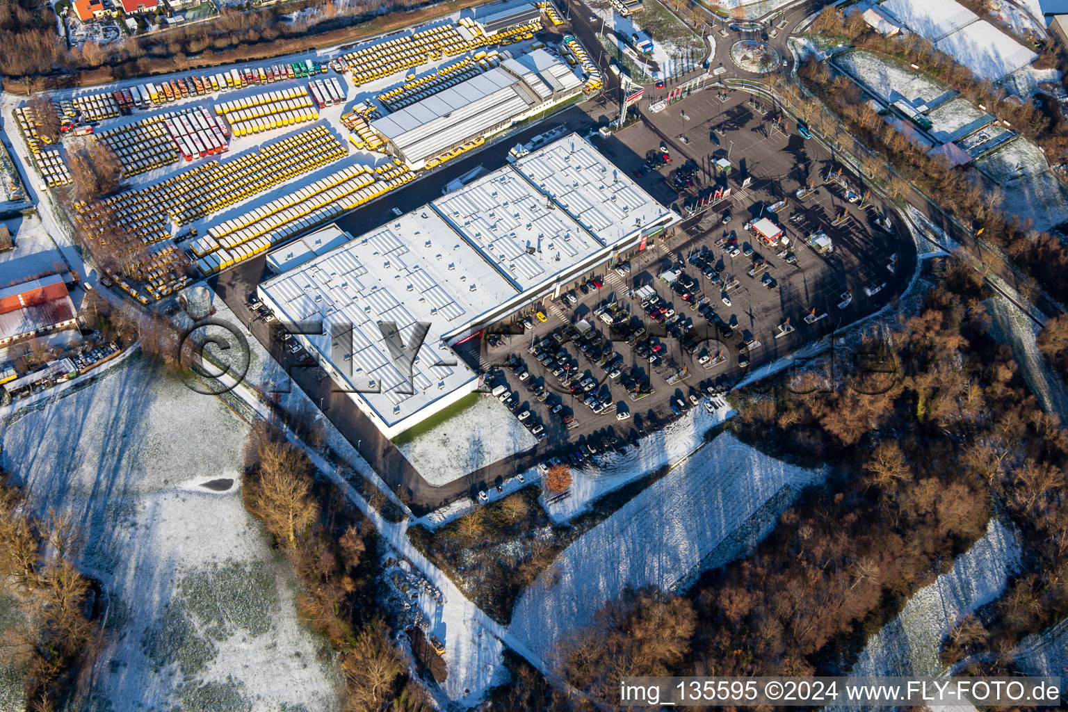 Vue aérienne de Centre du Palatinat du Sud en hiver avec de la neige à Rohrbach dans le département Rhénanie-Palatinat, Allemagne