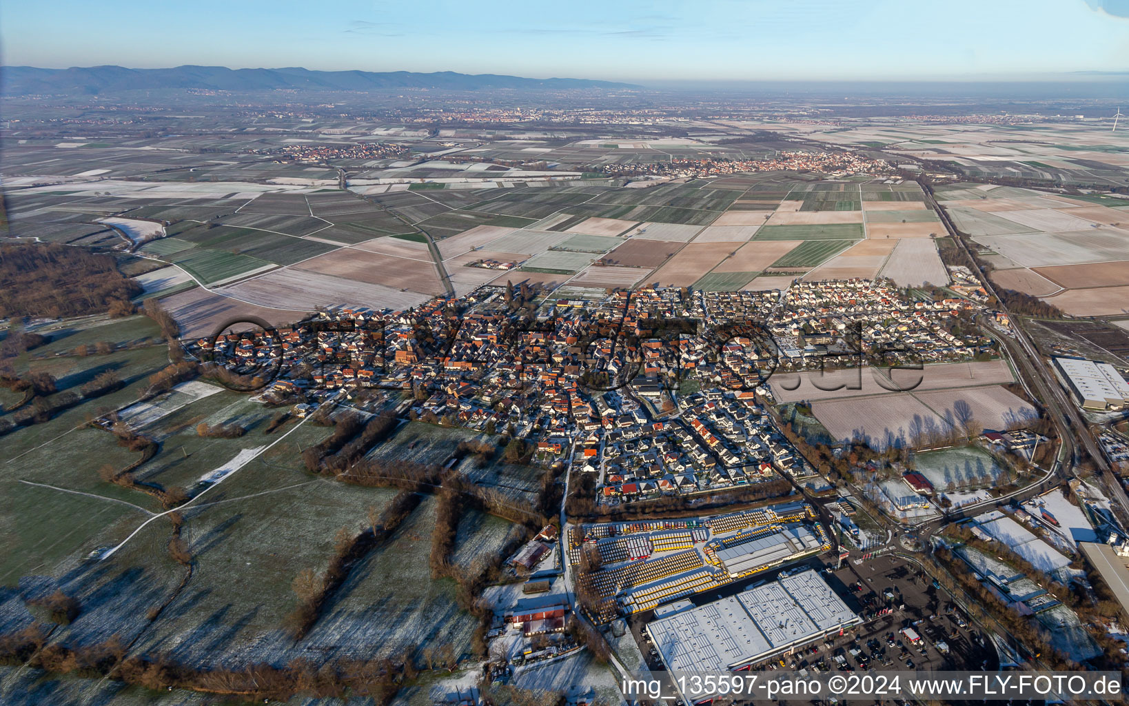 Vue aérienne de Du sud en hiver quand il y a de la neige à Rohrbach dans le département Rhénanie-Palatinat, Allemagne