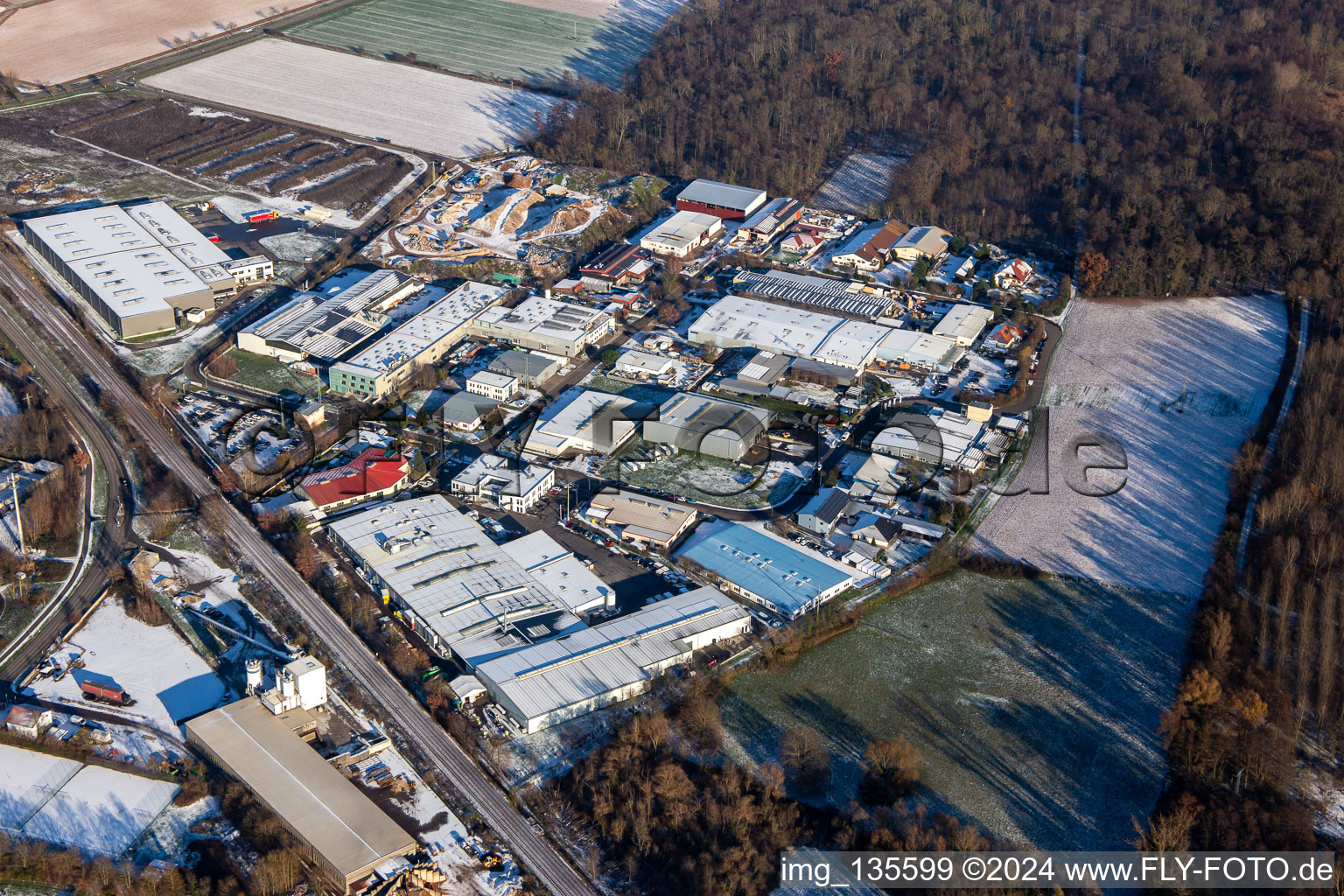 Vue aérienne de Zone commerciale Große Ahlmühle en hiver avec de la neige à Rohrbach dans le département Rhénanie-Palatinat, Allemagne