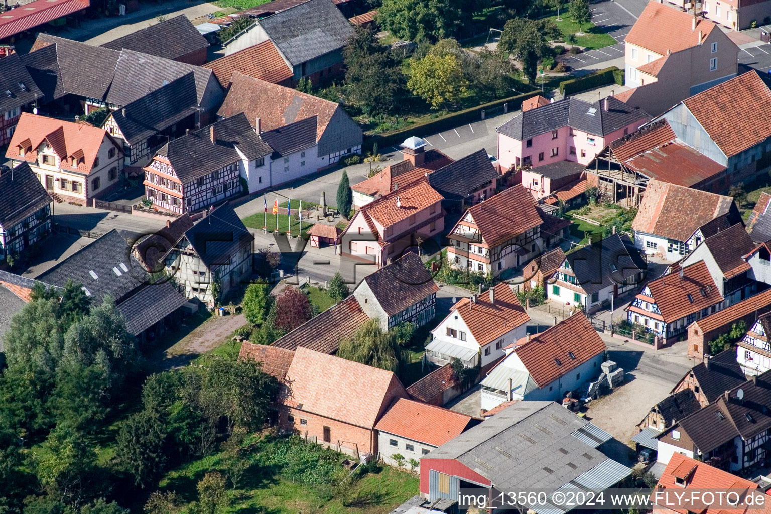 Vue d'oiseau de Niederlauterbach dans le département Bas Rhin, France