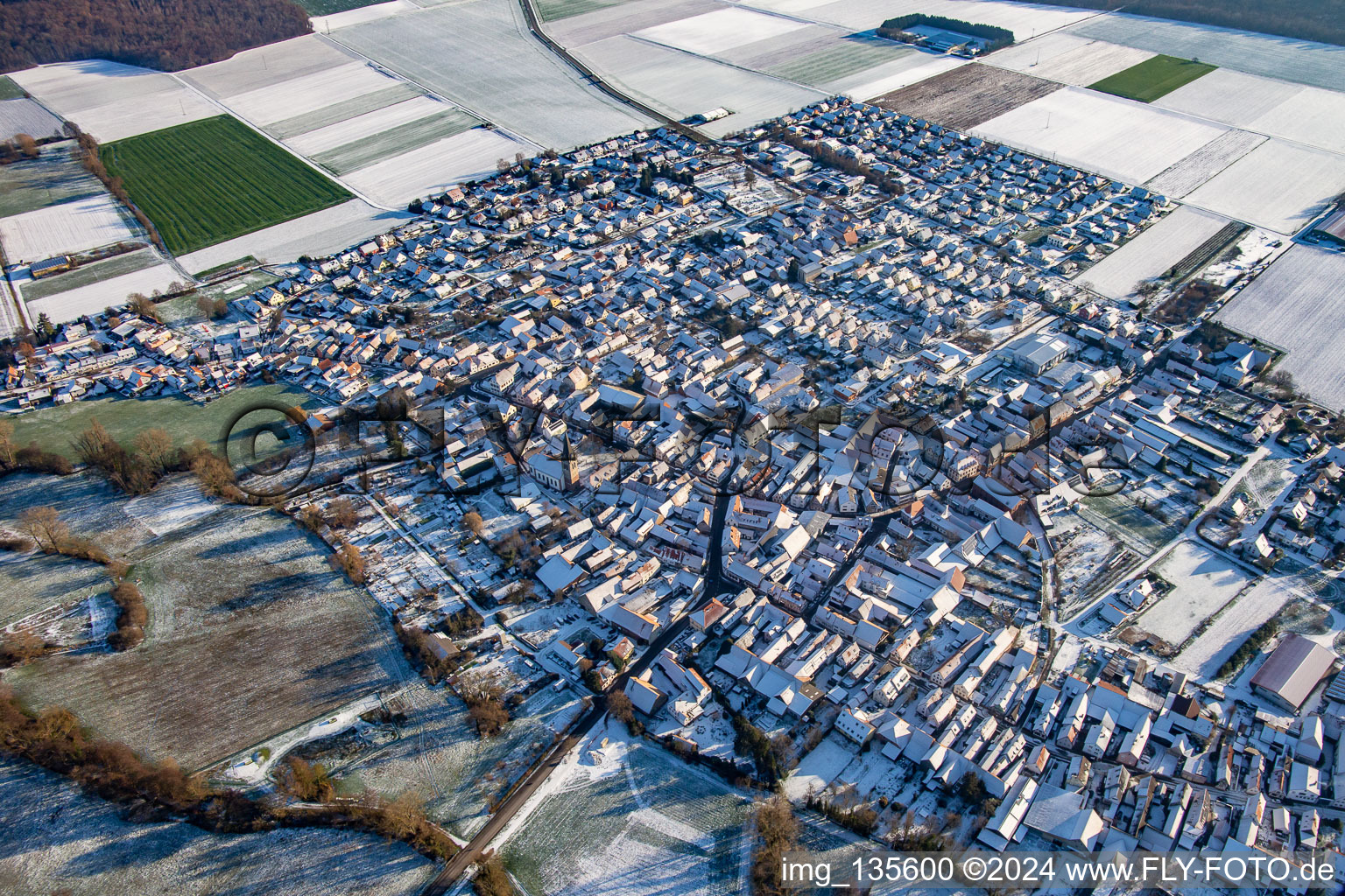 Vue aérienne de Rue principale en hiver avec de la neige à Steinweiler dans le département Rhénanie-Palatinat, Allemagne