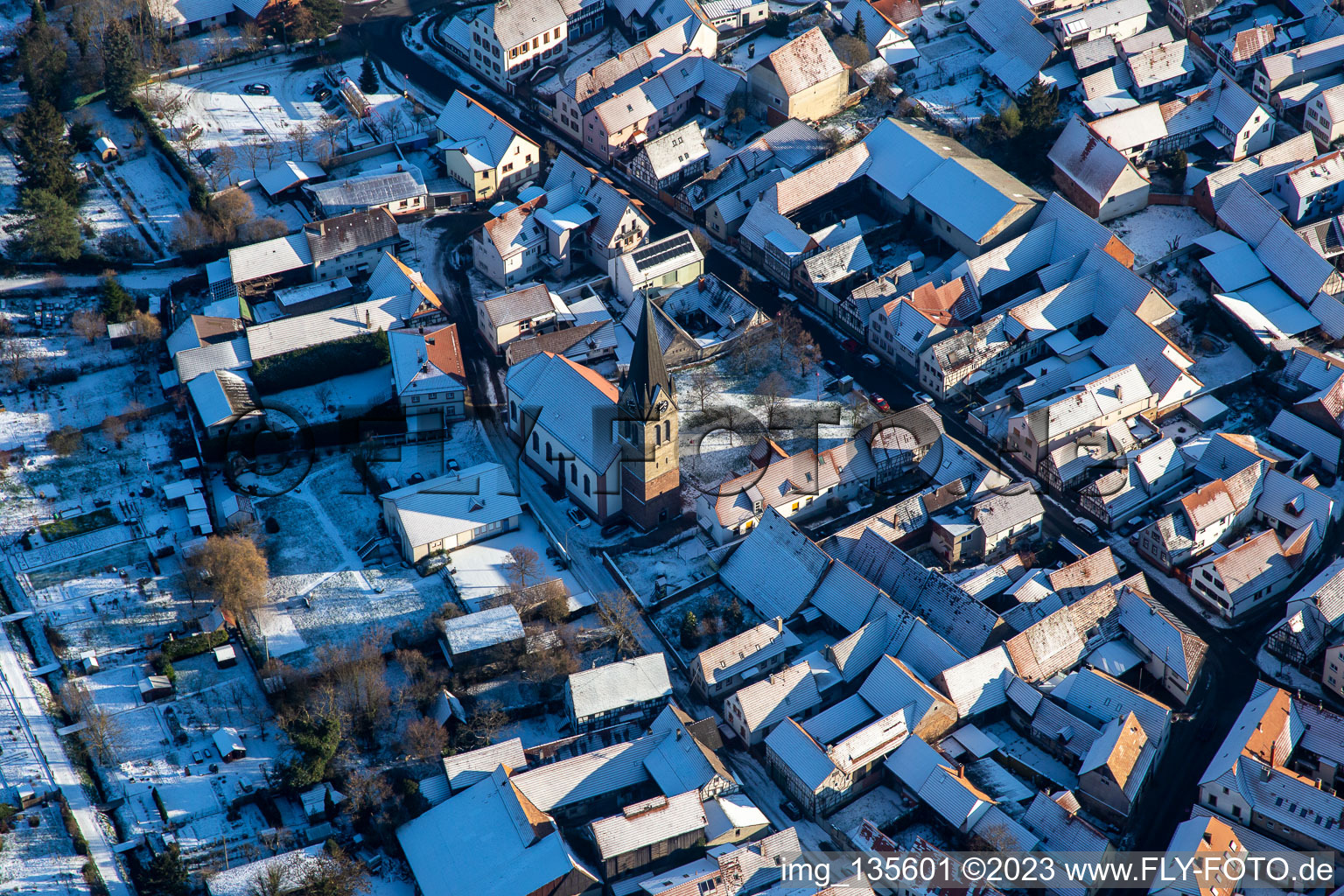 Vue aérienne de Église Saint-Martin en hiver avec de la neige à Steinweiler dans le département Rhénanie-Palatinat, Allemagne